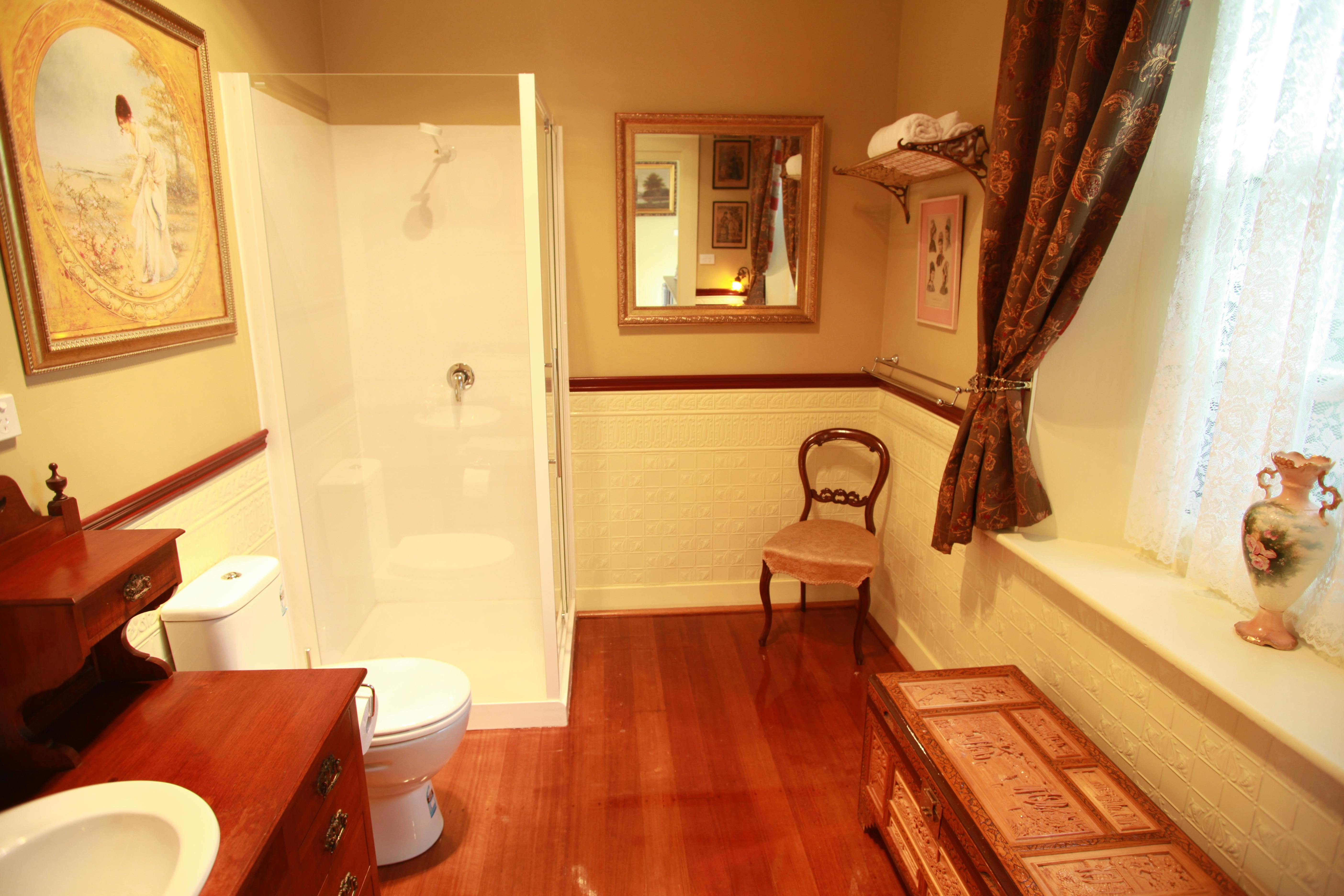 Historic Blakes Manor Heritage Accommodation. Affordable luxury and comfort close to hundreds of Tasmanias attractions
