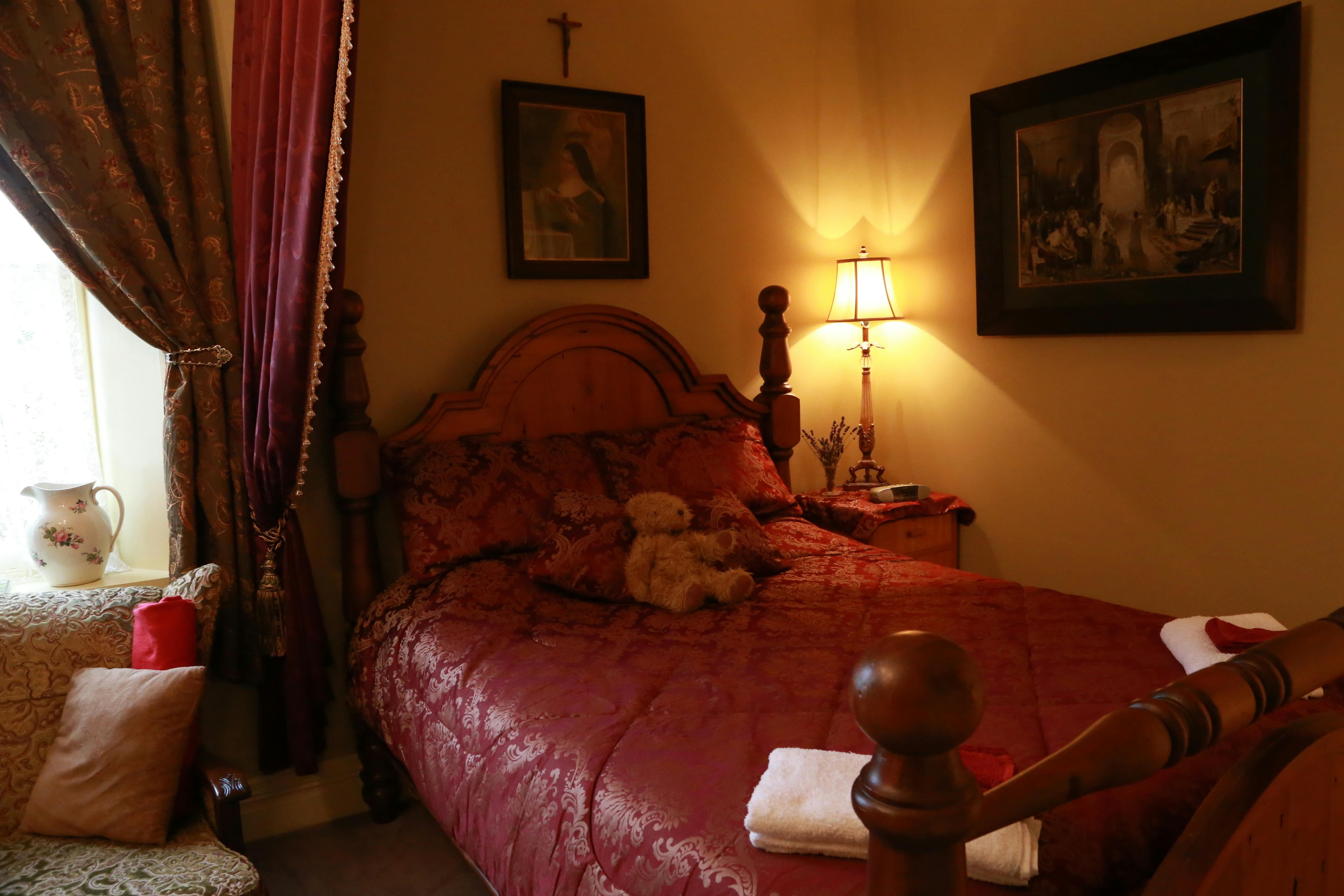 Historic Blakes Manor Heritage Accommodation. Affordable luxury and comfort close to hundreds of Tasmanias attractions