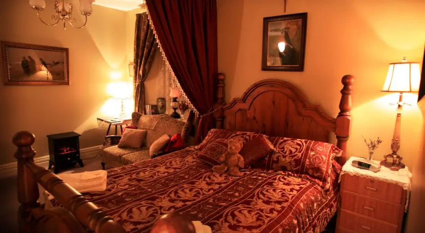 Historic Blakes Manor Heritage Accommodation. Affordable luxury and comfort close to hundreds of Tasmanias attractions