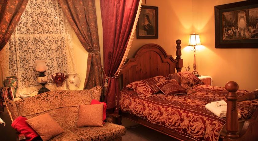 Historic Blakes Manor Heritage Accommodation. Affordable luxury and comfort close to hundreds of Tasmanias attractions