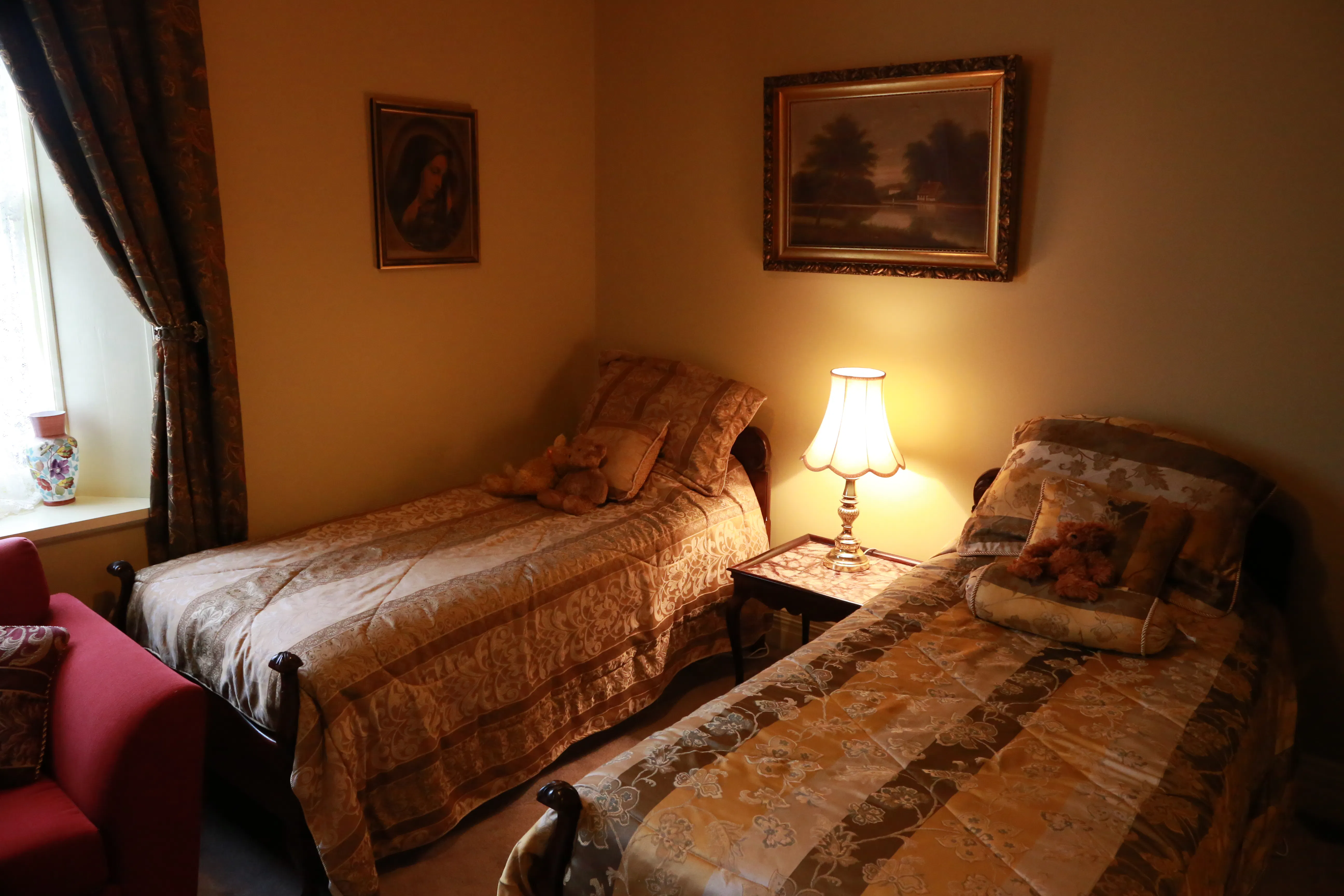 Historic Blakes Manor Heritage Accommodation. Affordable luxury and comfort close to hundreds of Tasmanias attractions