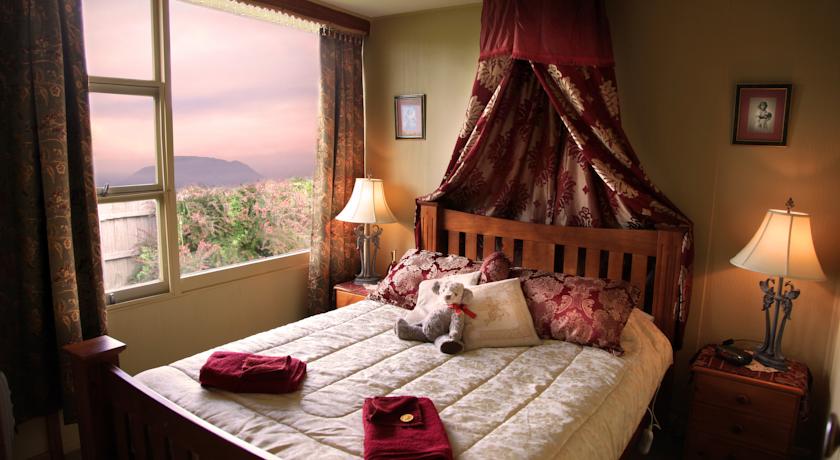 Historic Blakes Manor Heritage Accommodation. Affordable luxury and comfort close to hundreds of Tasmanias attractions