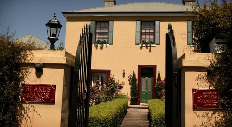 Historic Blakes Manor Heritage Accommodation. Affordable luxury and comfort close to hundreds of Tasmanias attractions!