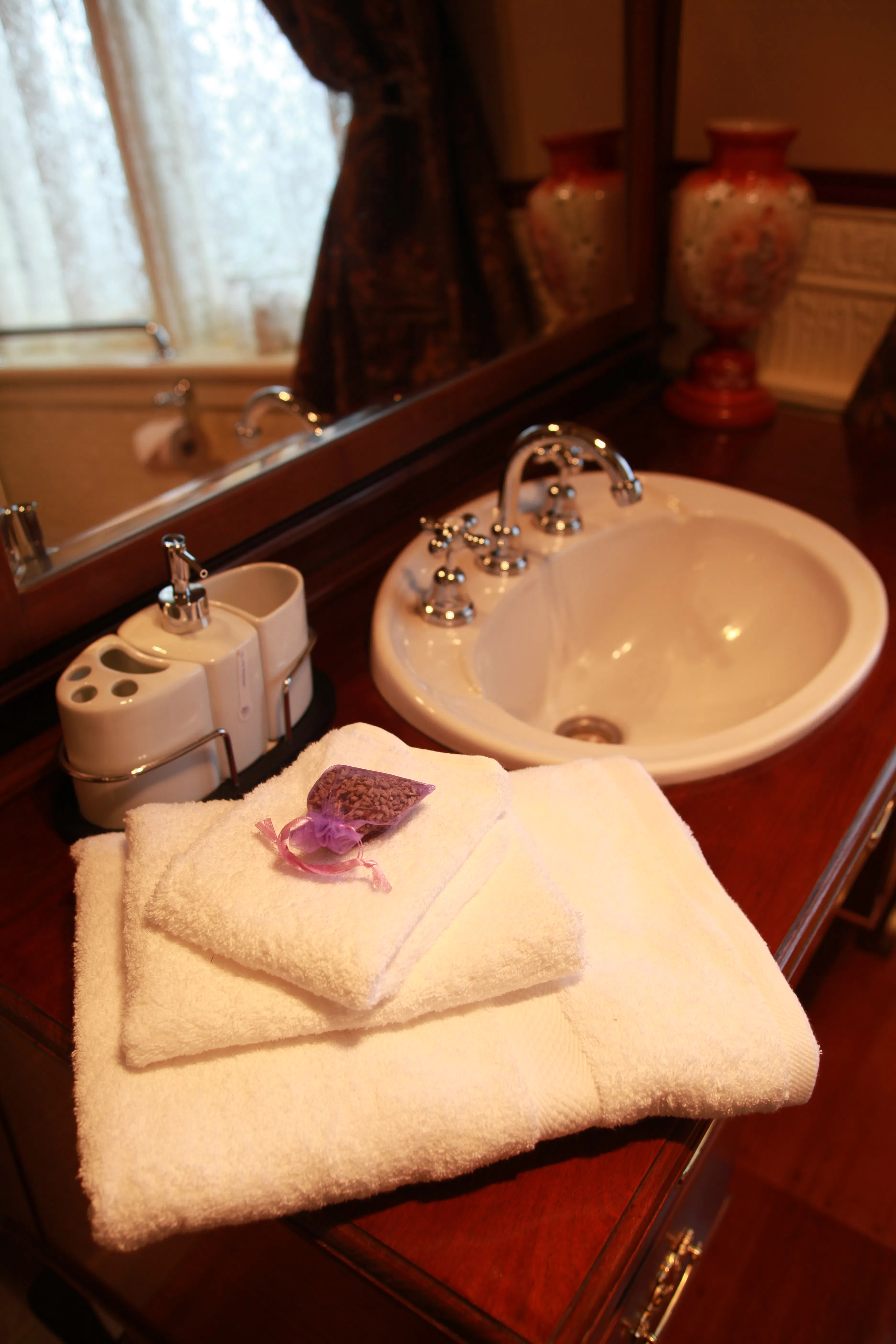 Historic Blakes Manor Heritage Accommodation. Affordable luxury and comfort close to hundreds of Tasmanias attractions