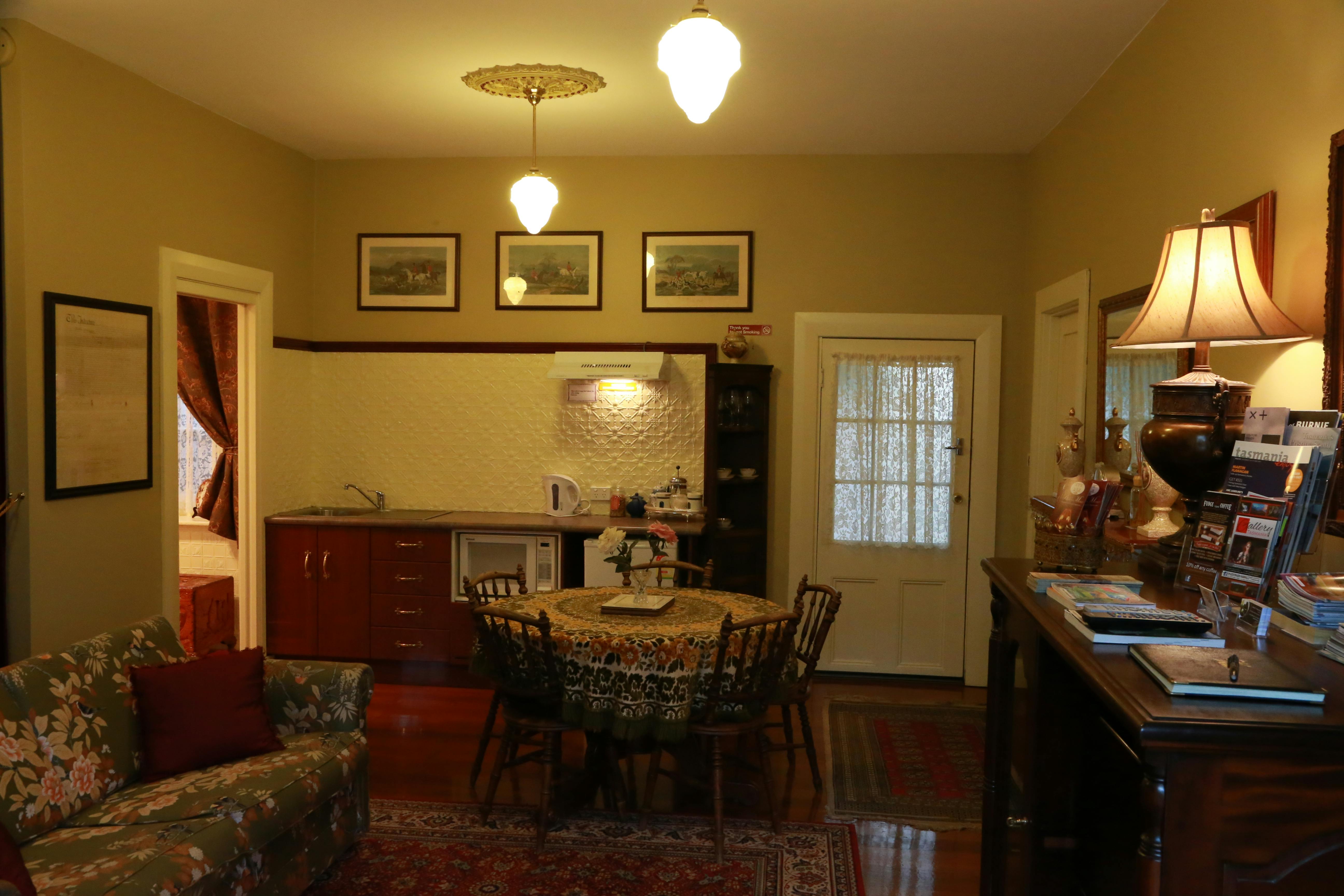 Historic Blakes Manor Heritage Accommodation. Affordable luxury and comfort close to hundreds of Tasmanias attractions