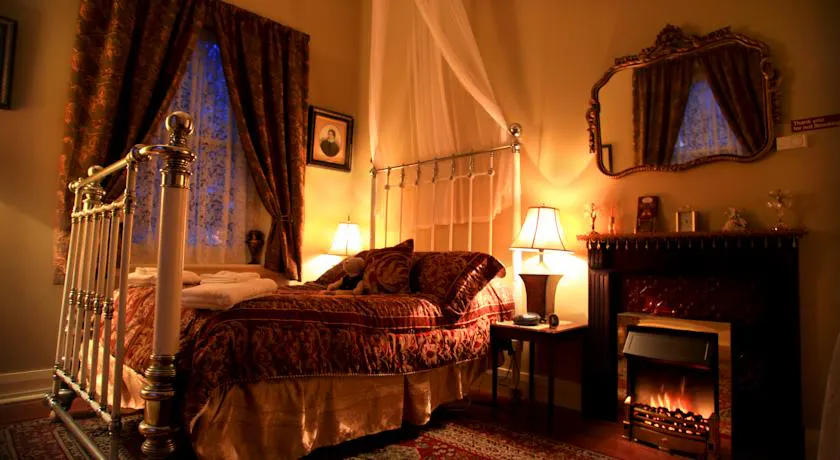 Historic Blakes Manor Heritage Accommodation. Affordable luxury and comfort close to hundreds of Tasmanias attractions