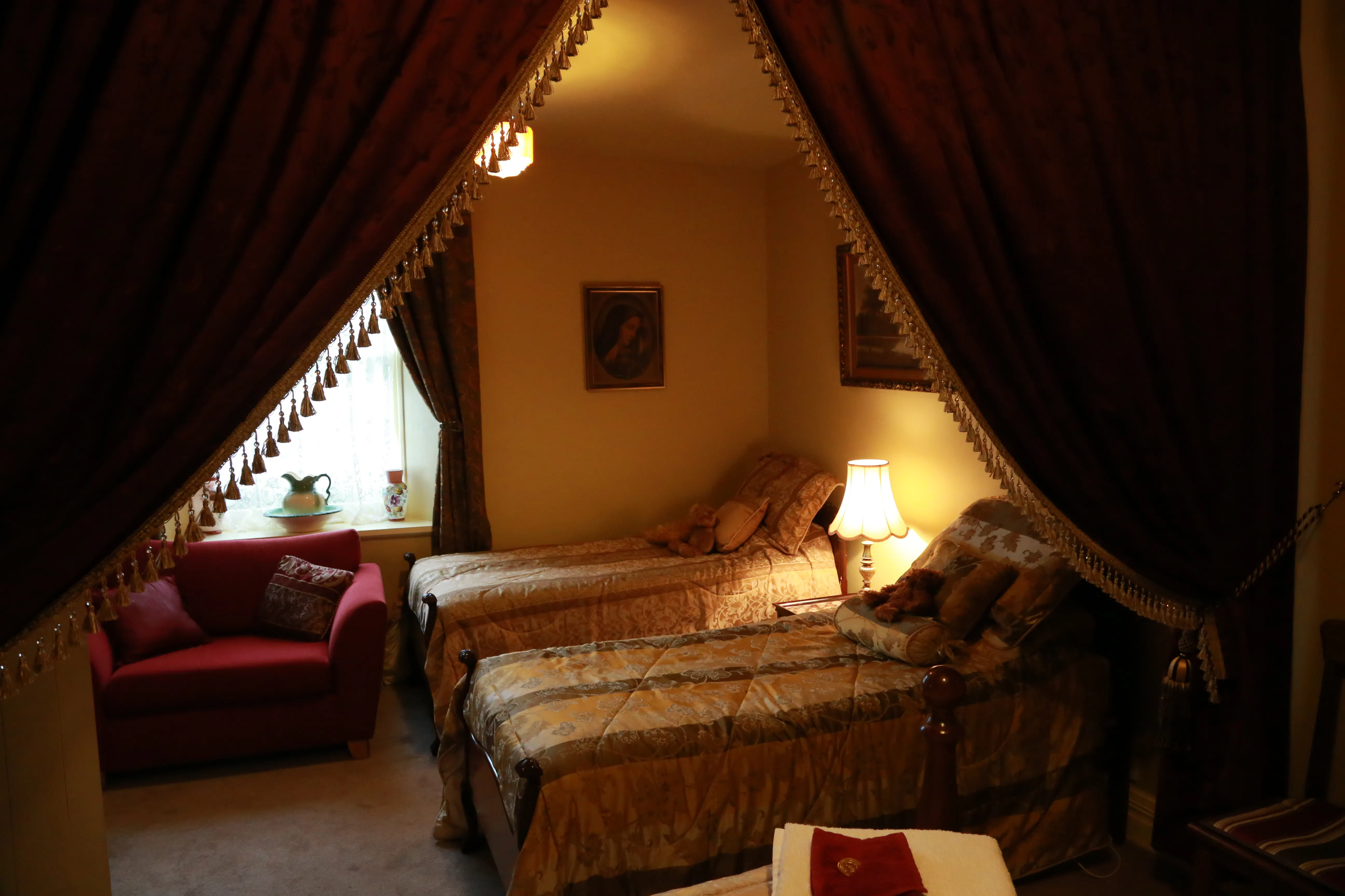 Historic Blakes Manor Heritage Accommodation. Affordable luxury and comfort close to hundreds of Tasmanias attractions