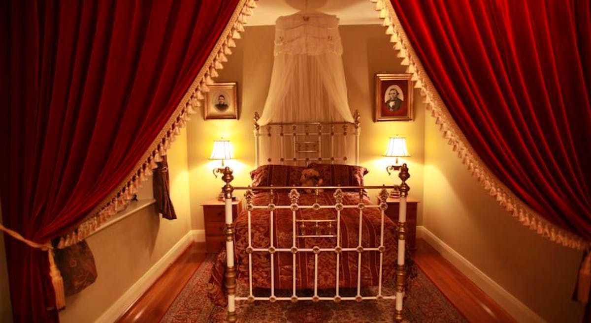 Historic Blakes Manor Heritage Accommodation. Affordable luxury and comfort close to hundreds of Tasmanias attractions