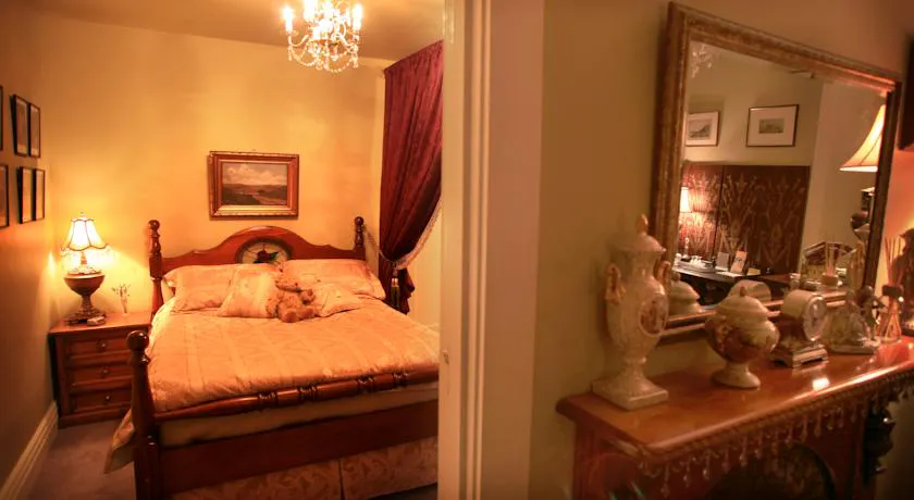 Historic Blakes Manor Heritage Accommodation. Affordable luxury and comfort close to hundreds of Tasmanias attractions