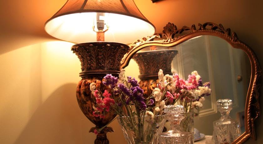 Historic Blakes Manor Heritage Accommodation. Affordable luxury and comfort close to hundreds of Tasmanias attractions