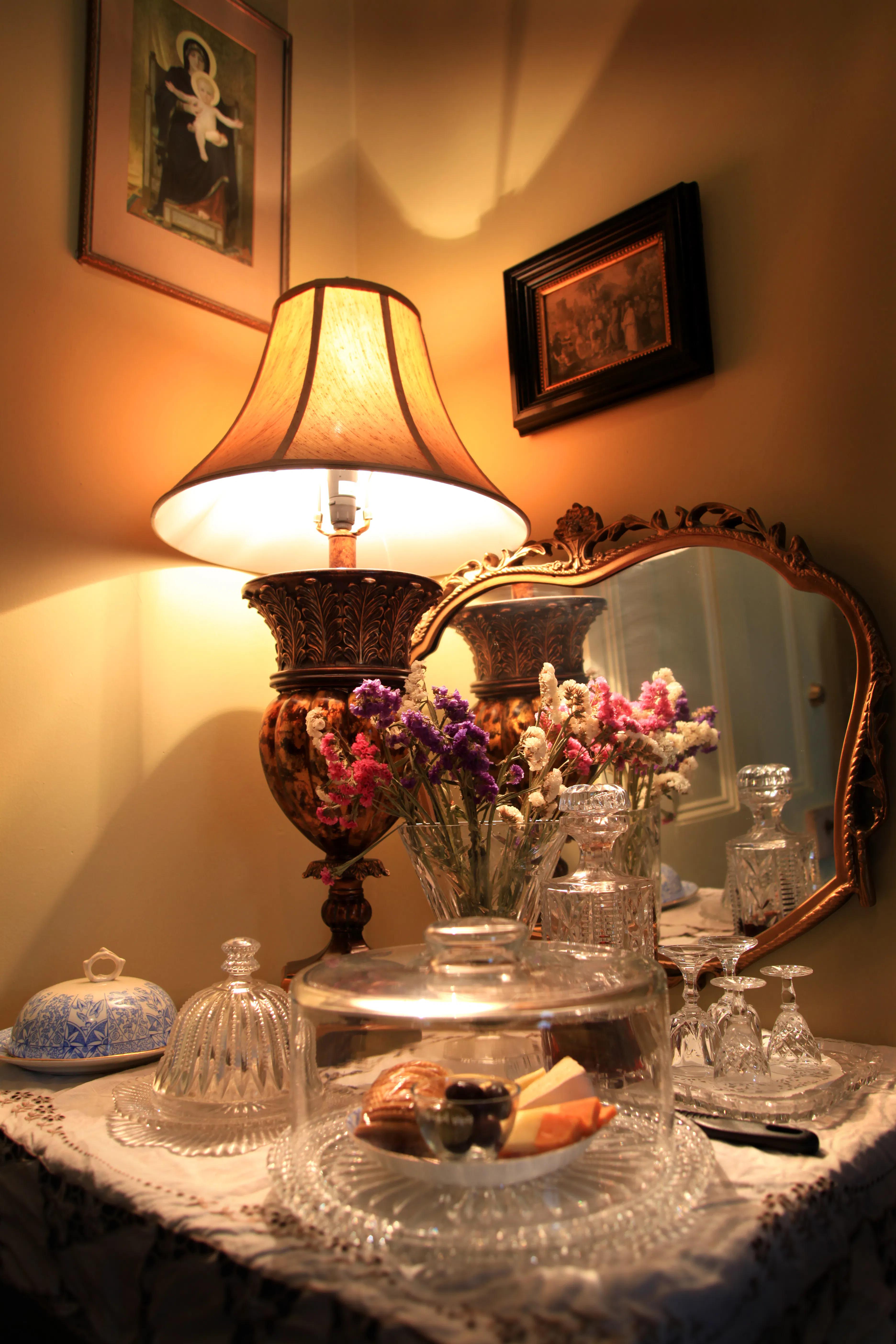 Historic Blakes Manor Heritage Accommodation. Affordable luxury and comfort close to hundreds of Tasmanias attractions