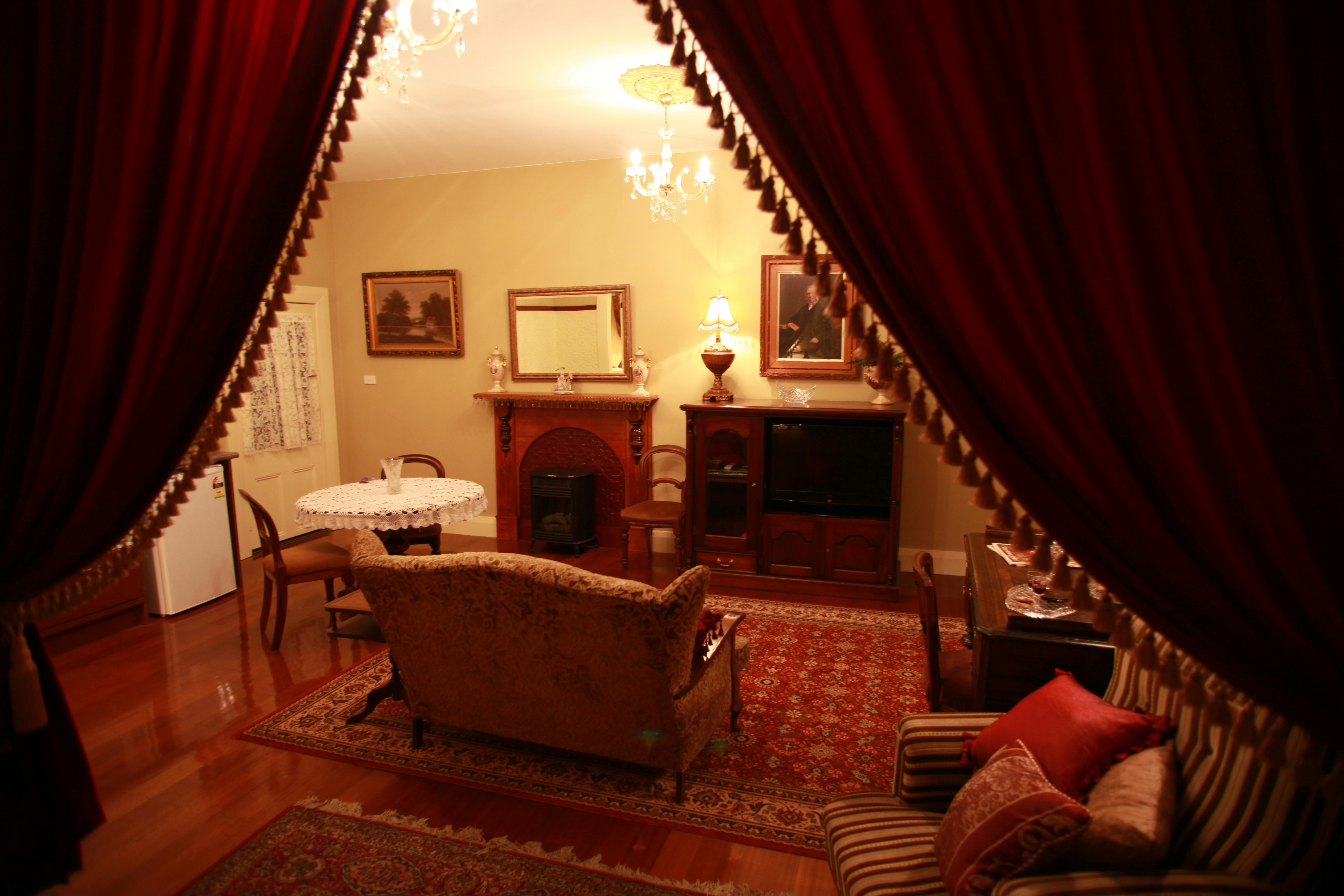 Historic Blakes Manor Heritage Accommodation. Affordable luxury and comfort close to hundreds of Tasmanias attractions