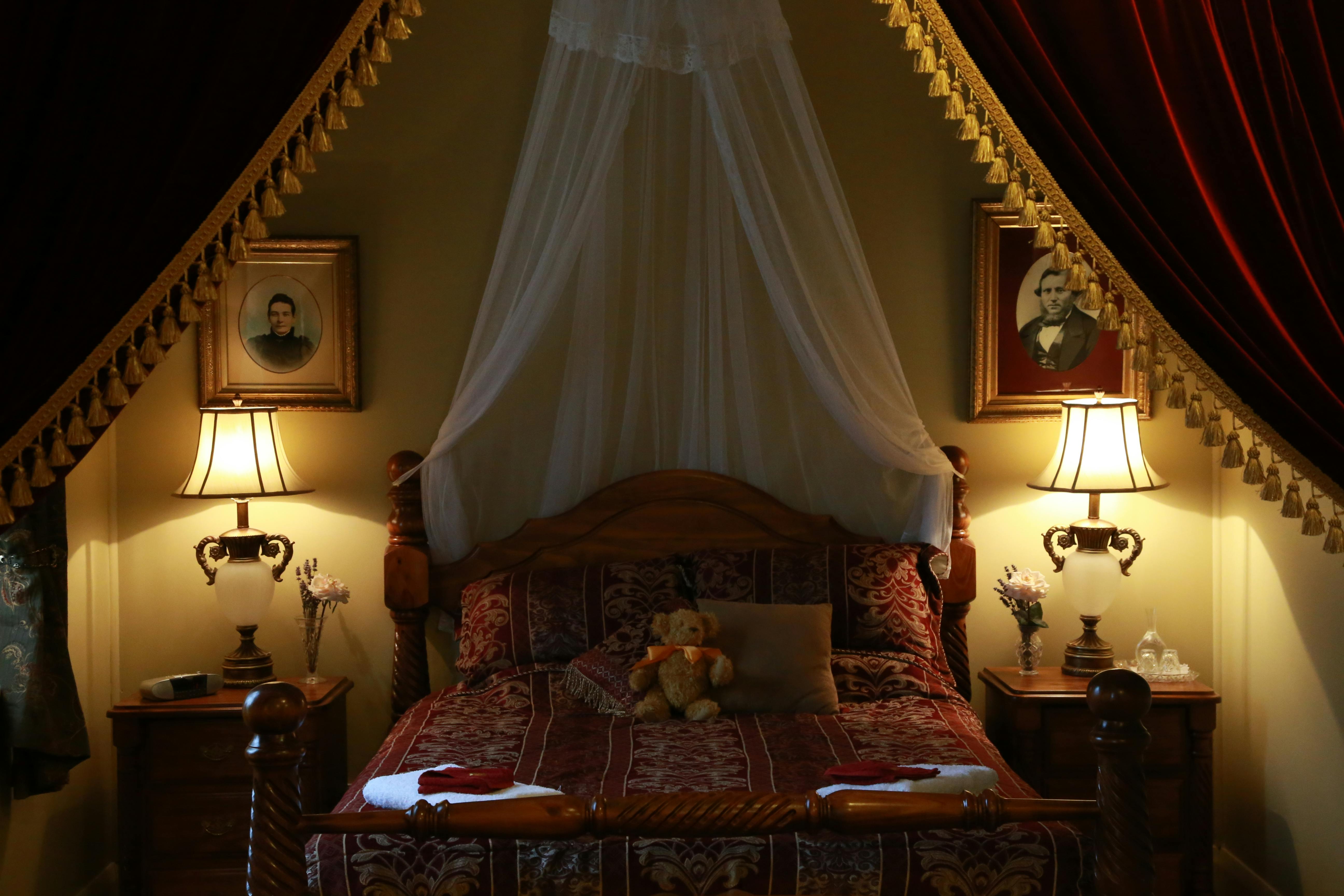 Historic Blakes Manor Heritage Accommodation. Affordable luxury and comfort close to hundreds of Tasmanias attractions