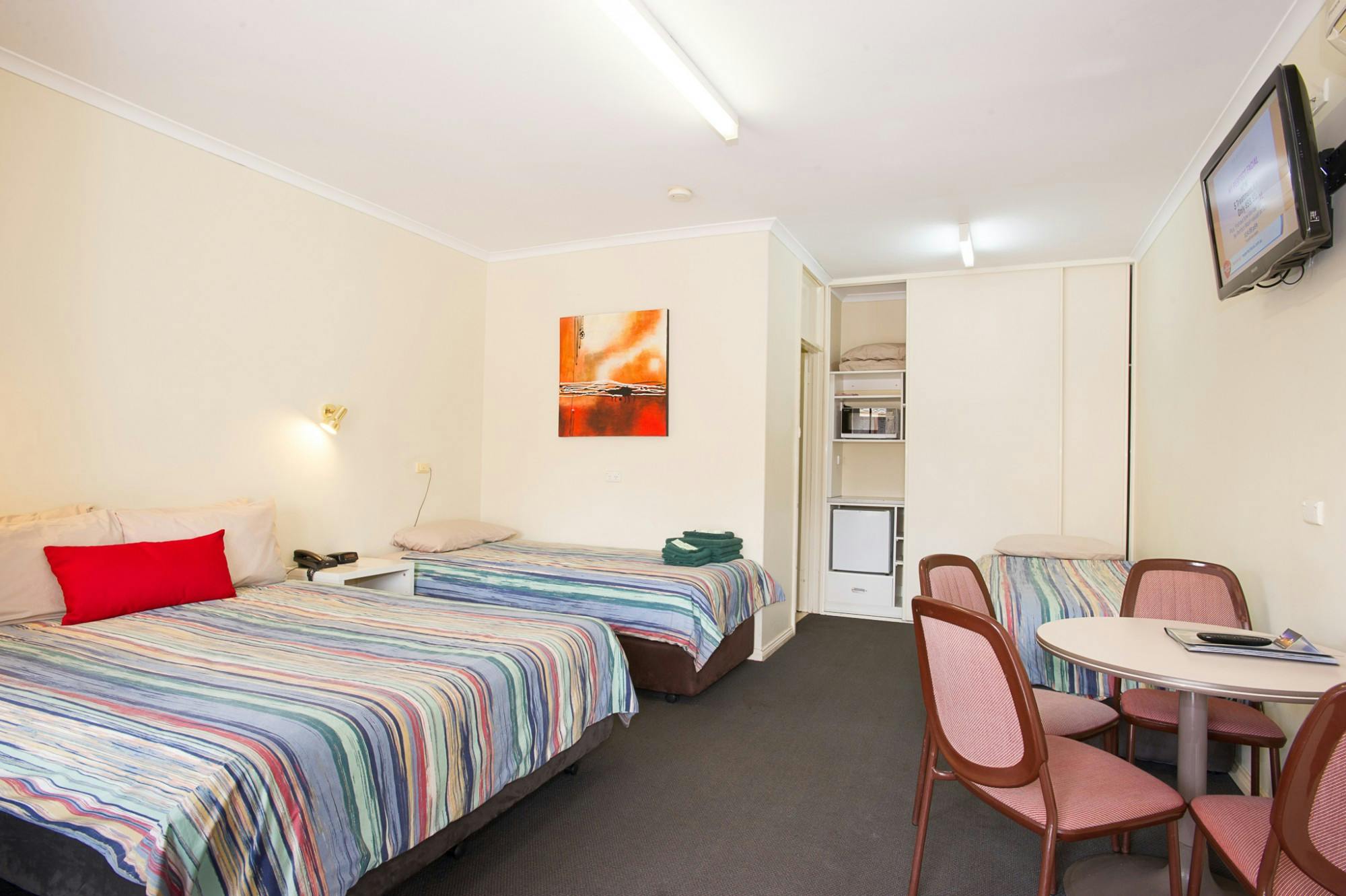 Standpipe Golf Motor Inn: Twin Beds – Simple Comfort, 1 Double & 2 Singles