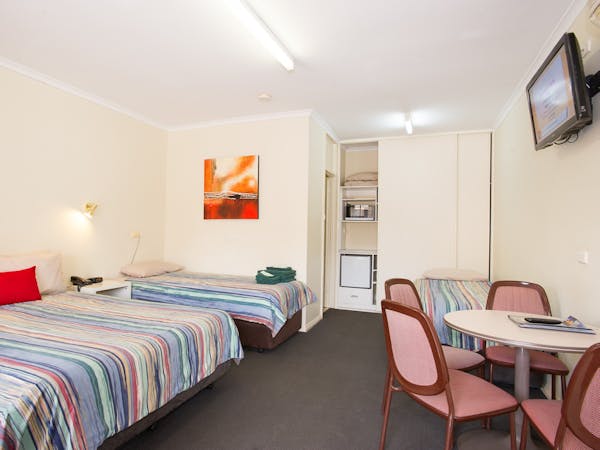 Standpipe Golf Motor Inn: Twin Beds – Simple Comfort, 1 Double & 2 Singles