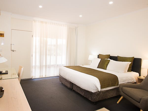 Standpipe Golf Motor Inn: Modern comfort awaits.