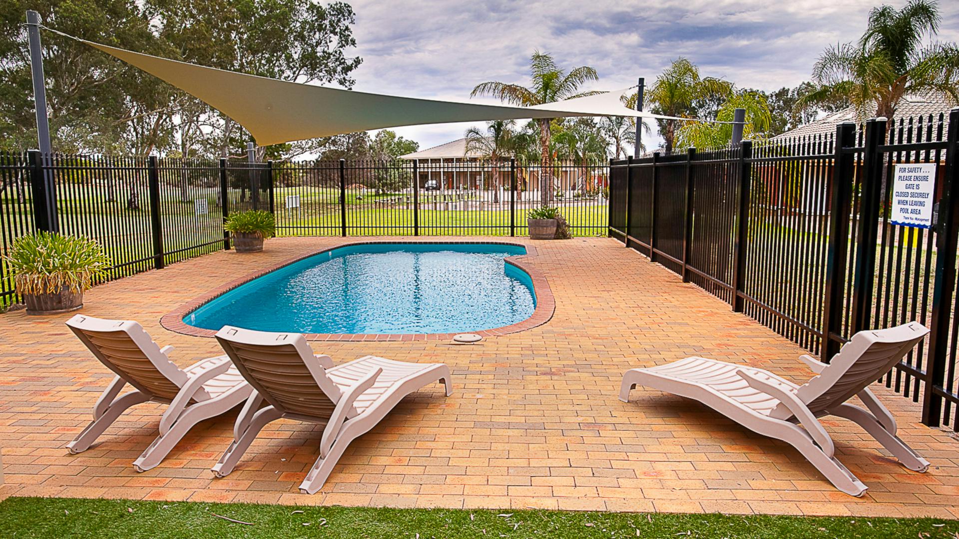 Standpipe Golf Motor Inn: Poolside Relaxation
