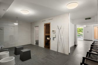 alt="Unser Saunabereich mit 2 Saunen (eine davon im Außenbereich), einem Dampfbad und Fußbecken"