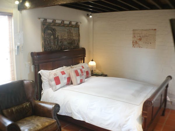 Coach House queen bed