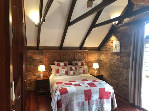 Stables Apartment queen bed. Bon Accord B&B in Sale, Gippsland.