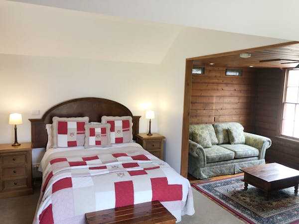 Milk Separator room - luxury queen bed and sitting area. Bon Accord B&B, Sale, Gippsland.