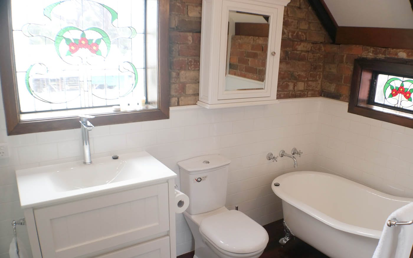 Stables Apartment bathroom, Bon Accord B&B in Sale, Gippsland.