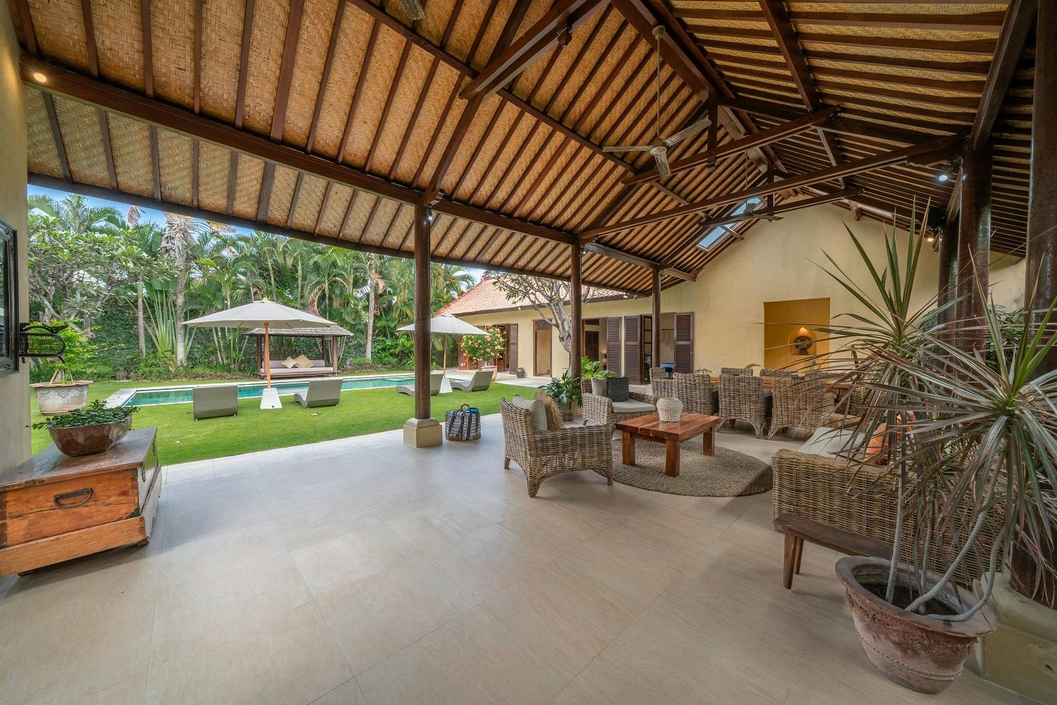 Dining area, Living room at Villa Rumi