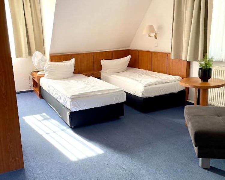 Doppelzimmer DZ mit Aufbettung Bad Hotel Gartenstadt Erfurt