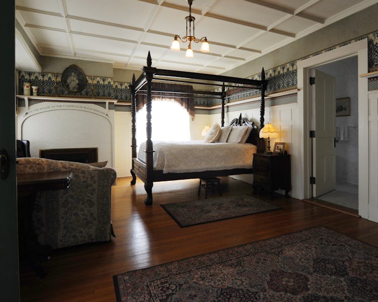 Lake Superior Suite bed and sitting area