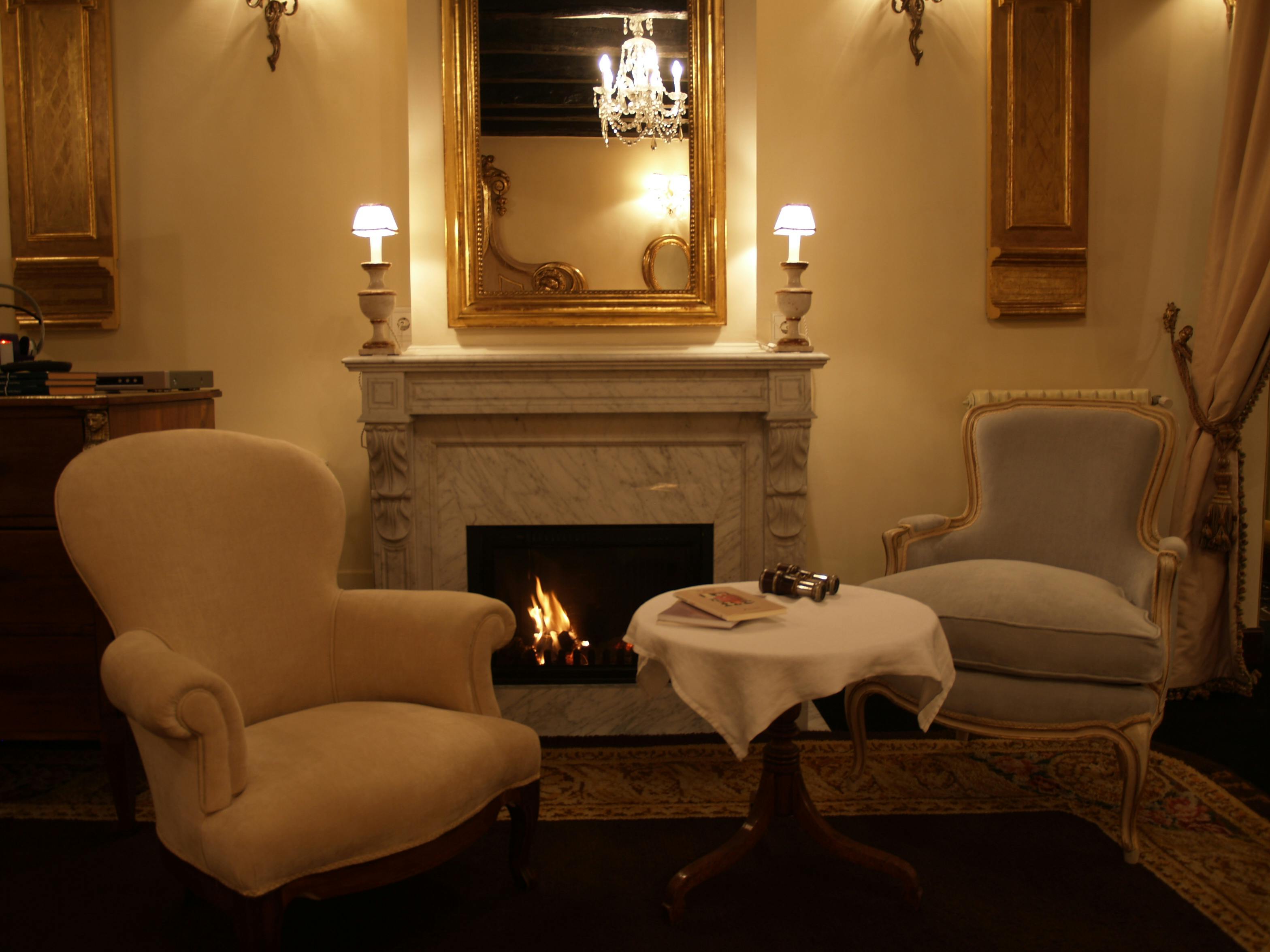 Ambiente fantástico en la Suite Louis ,cerca de la chimenea. Hotel Palacio de la Peña