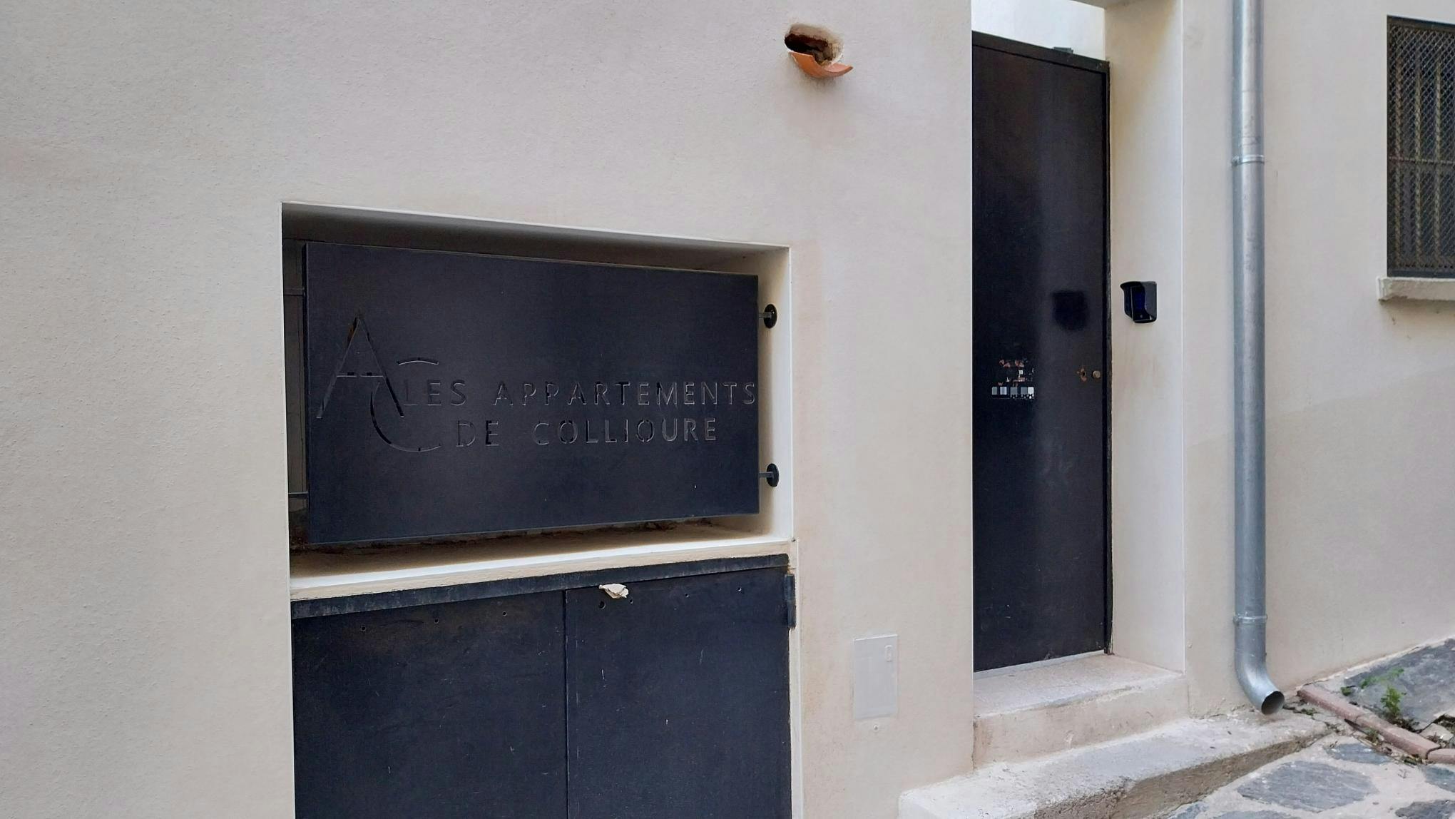 Porte d'entrée dans la rue