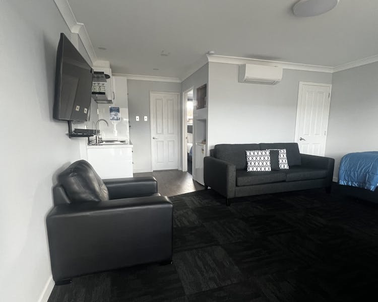 Executive Room lounge / kitchen