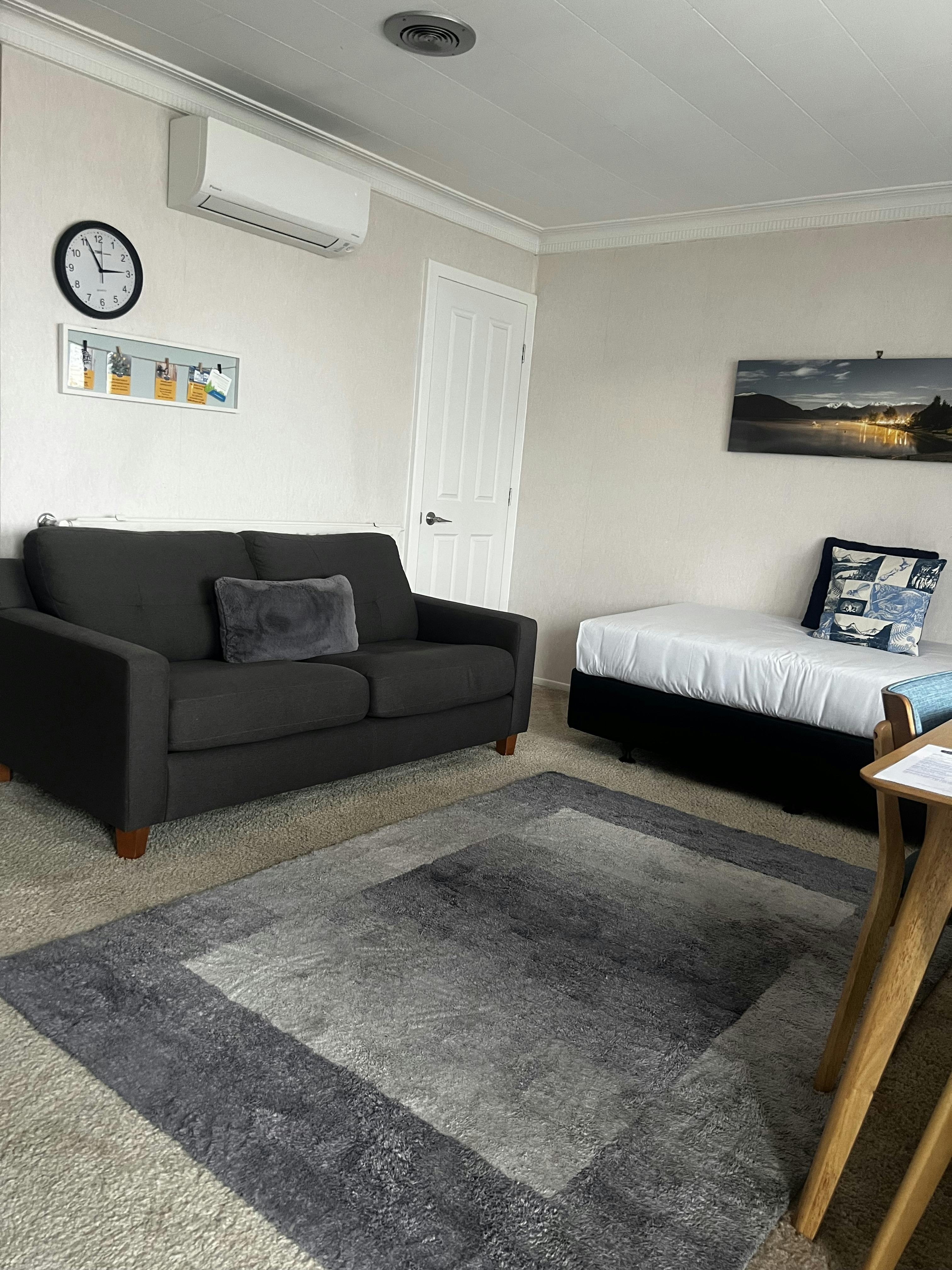 One-bedroom lounge/dining