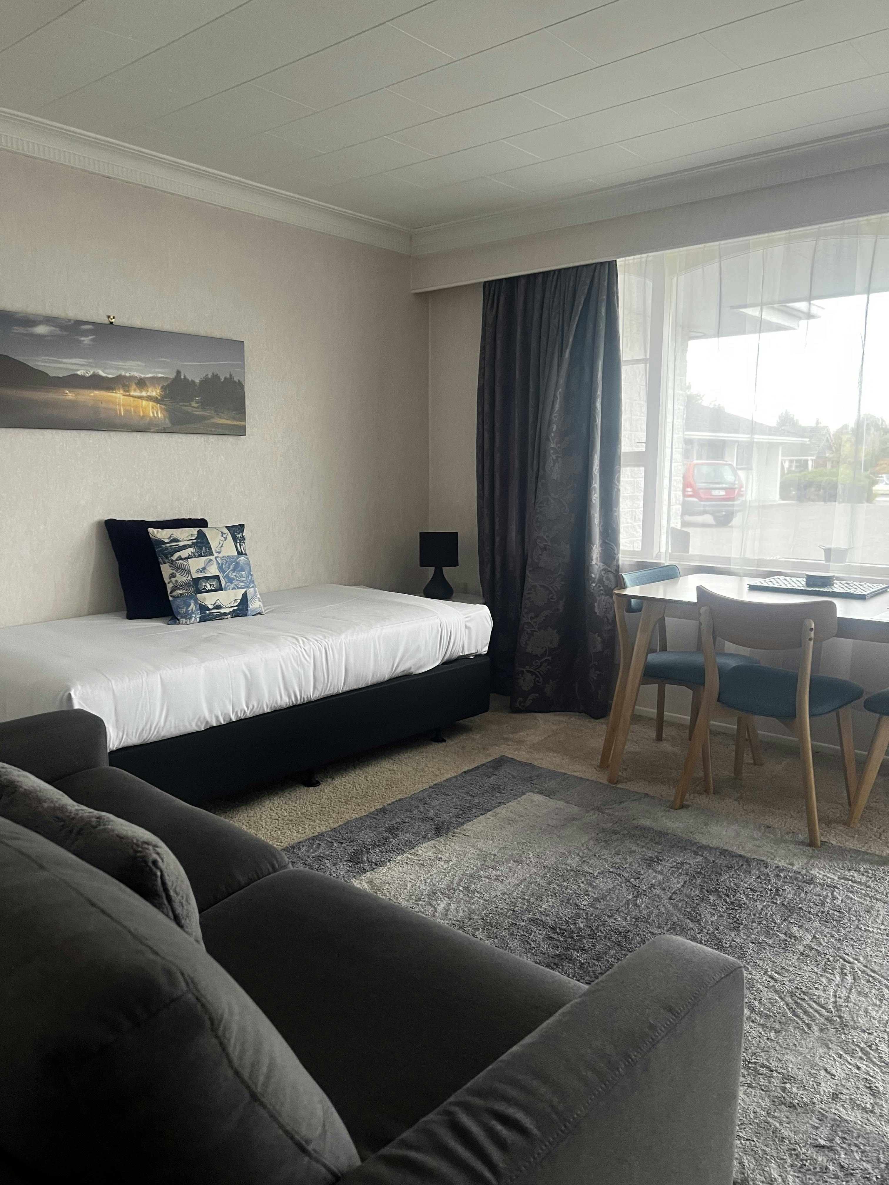 One-bedroom lounge/dining