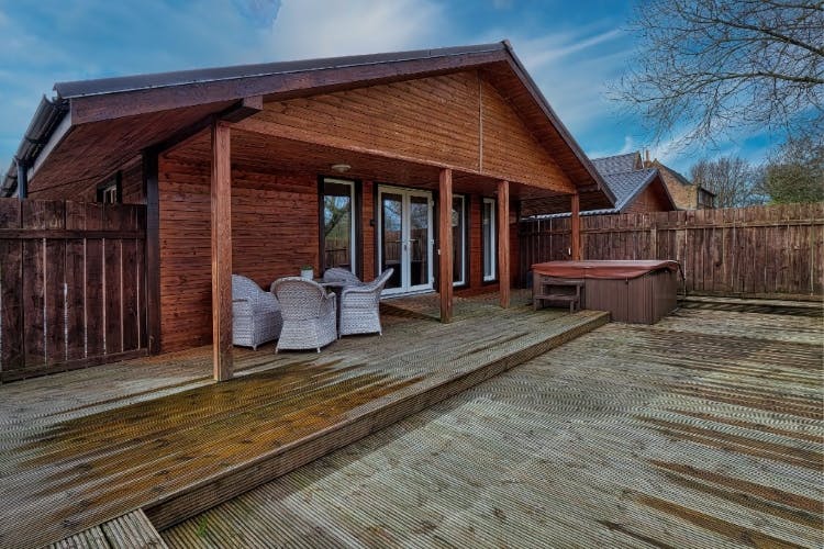 Hot Tub and Al Fresco Dining at Riverside Lodges Ripon