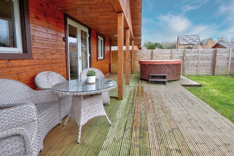 Hot Tub and Al Fresco Dining at Riverside Lodges Ripon