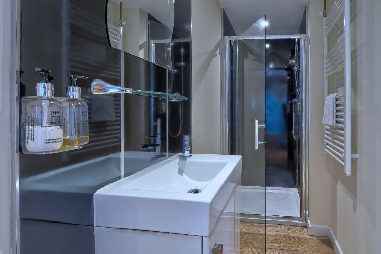 Ensuite Shower Room - Riverside Lodges in Ripon