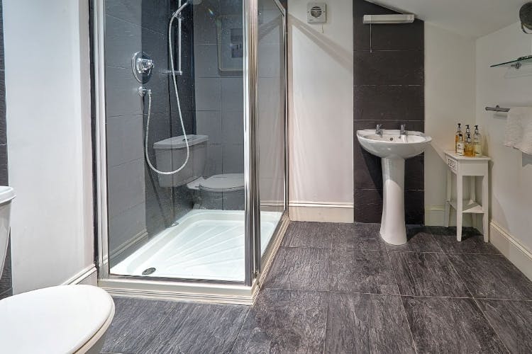 Ensuite Shower Room - Riverside Lodges in Ripon
