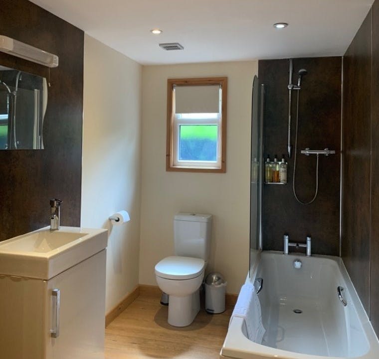 Family bathroom in Cathedral Lodge at Riverside Lodges in Ripon
