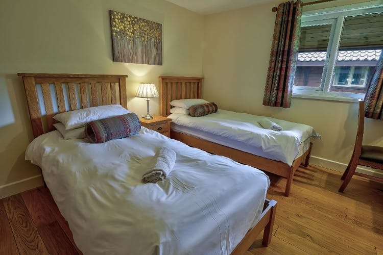 Twin Bedroom - Riverside Lodges in Ripon