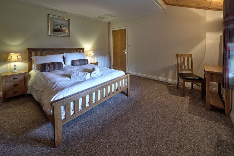 Master Bedroom - Riverside Lodges in Ripon