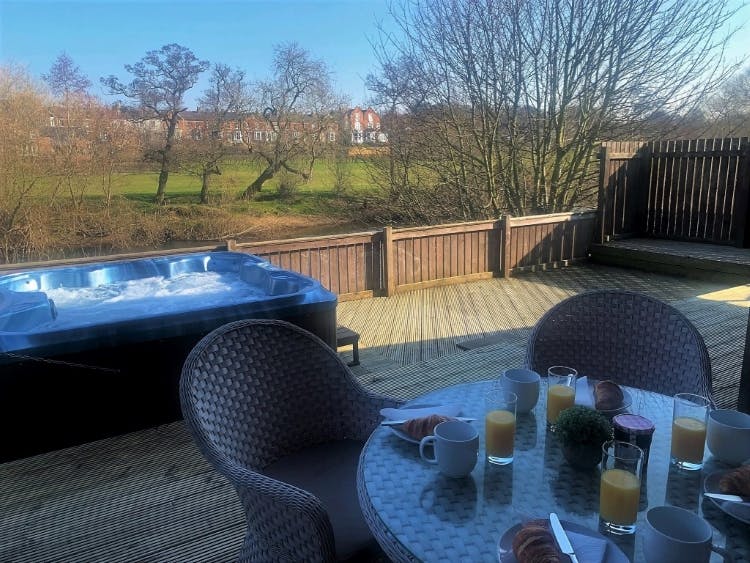 Hot Tub and Al Fresco Dining at Riverside Lodges Ripon