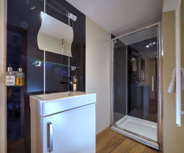 Ensuite Shower Room - Riverside Lodges in Ripon