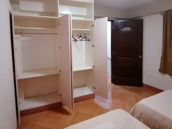 TWIN ROOM