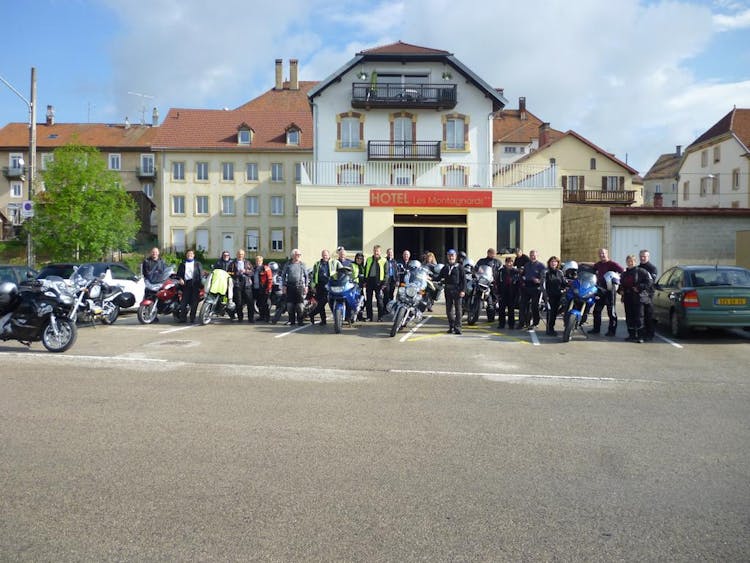 Groupe de motards devant l'hôtel Les Montagnards