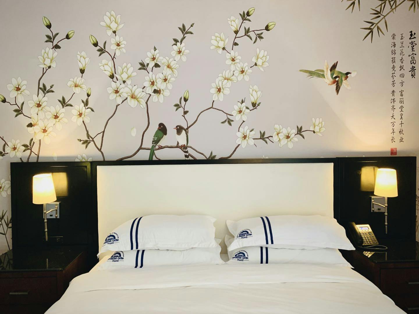 Elite room with king bed, , mini fridge, mini ice maker, and cozy seating – Wang Shi China Palace OKC