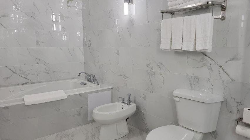 Spacious room with one king bed and one XL bed, featuring a massage bathtub and separate shower – Wang Shi China Palace OKC