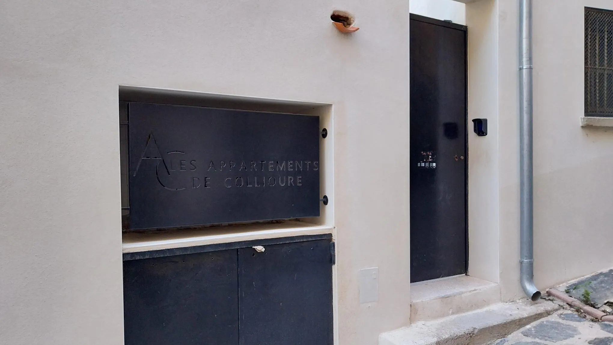 Porte d'entrée des appartements de collioure située au 7 rue camille des moulins