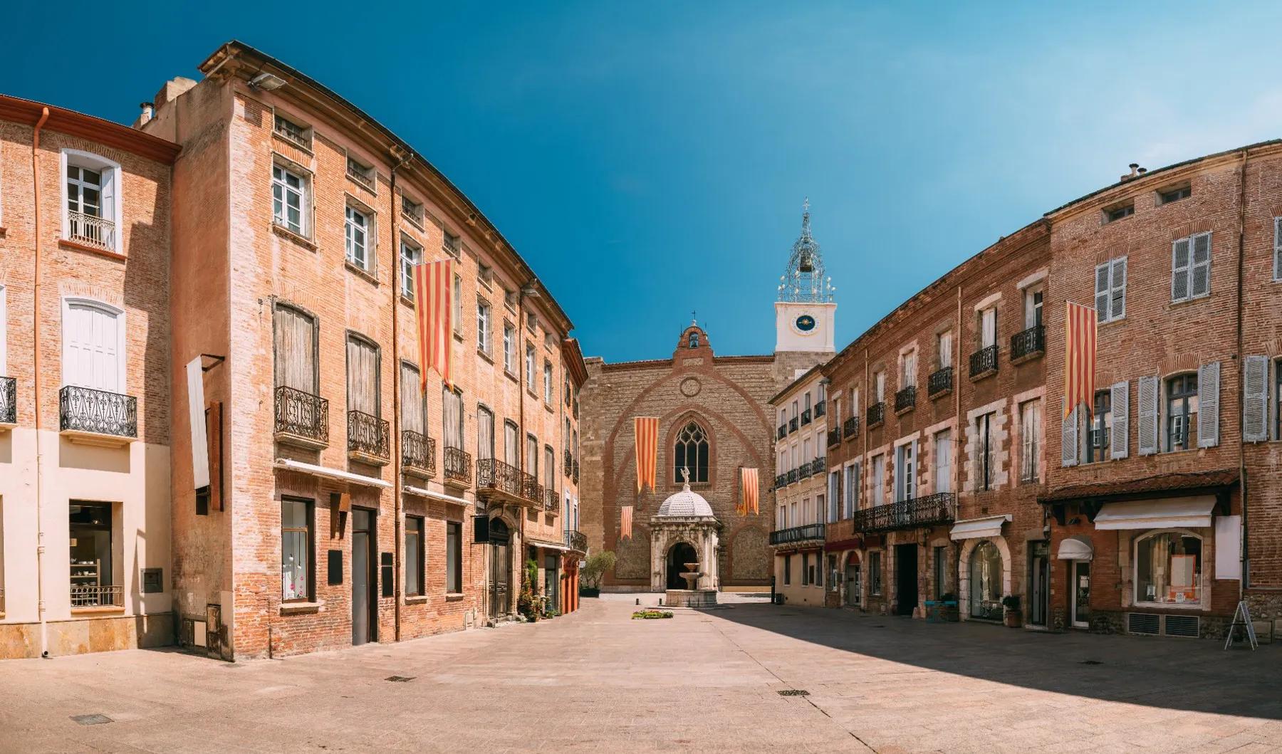 Entree de la cathedrale saint jean a perpignan