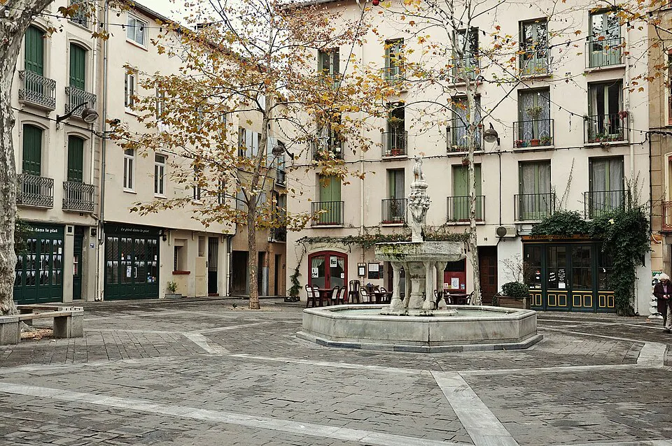Place dans le village de Ceret